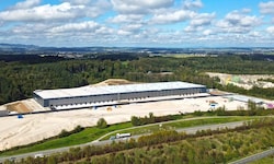 Das Betriebsbaugebiet in Ohlsdorf soll um den Grünstreifen zwischen Autobahn und Schotterfläche ...