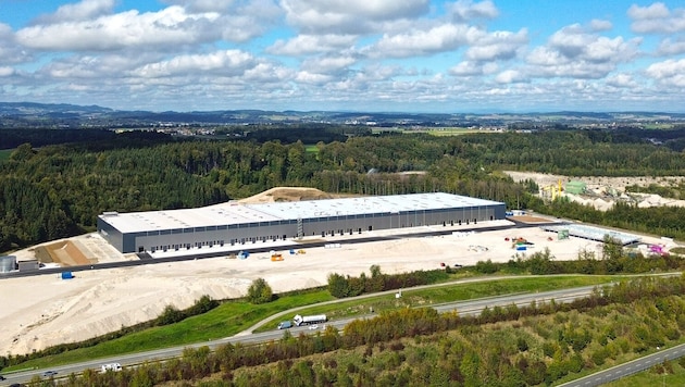 Das Betriebsbaugebiet in Ohlsdorf soll um den Grünstreifen zwischen Autobahn und Schotterfläche ...