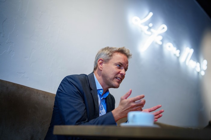 „Life on Mars“ sagt die Leuchtschrift an der Wand: Thür beim „Krone“-Interview