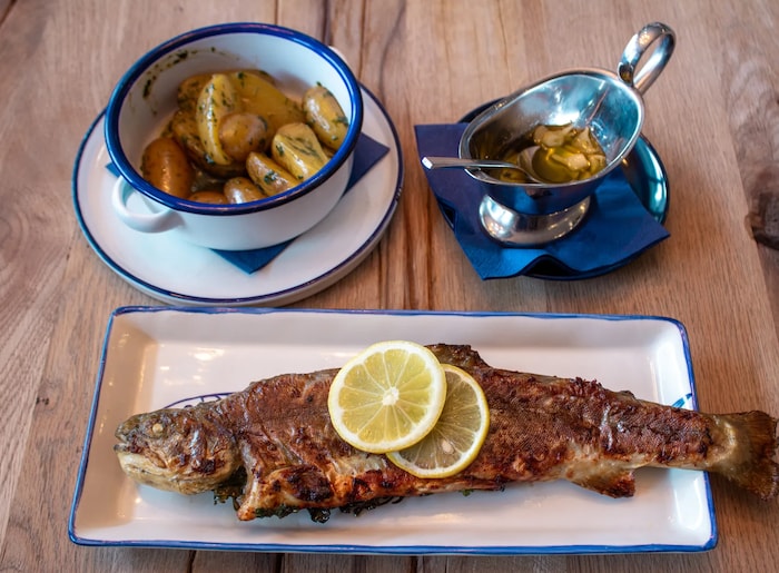 Gäste lieben die verschiedenen Mottoabende wie den Fisch-Freitag.