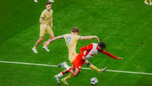 Harter Kampf zwischen Liefering und Stripfing (gelb).