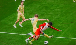 Harter Kampf zwischen Liefering und Stripfing (gelb).