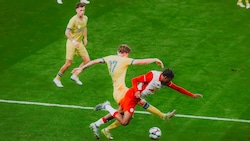 Harter Kampf zwischen Liefering und Stripfing (gelb).