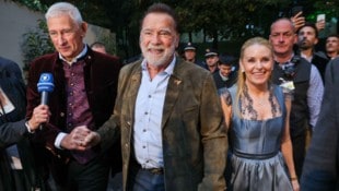 Marstall-Festzelt-Wirt Siegfried Able (li.) begrüßte Arnold Schwarzenegger und Freundin Heather ...