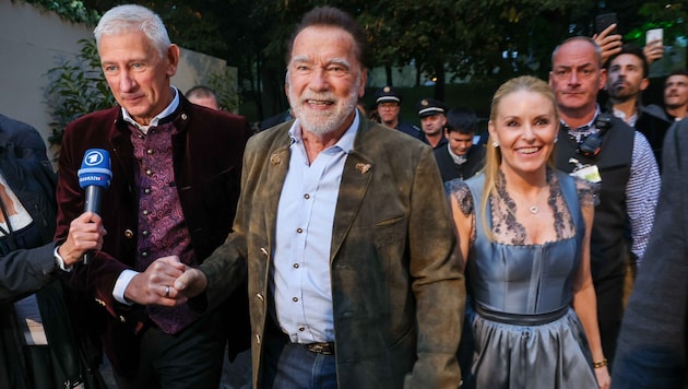 Marstall-Festzelt-Wirt Siegfried Able (li.) begrüßte Arnold Schwarzenegger und Freundin Heather ...
