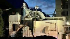 Mittels Drehleiter überprüften die Feuerwehrleute das Silo.