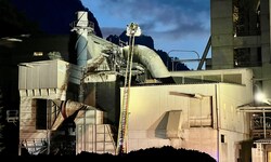 Mittels Drehleiter überprüften die Feuerwehrleute das Silo.