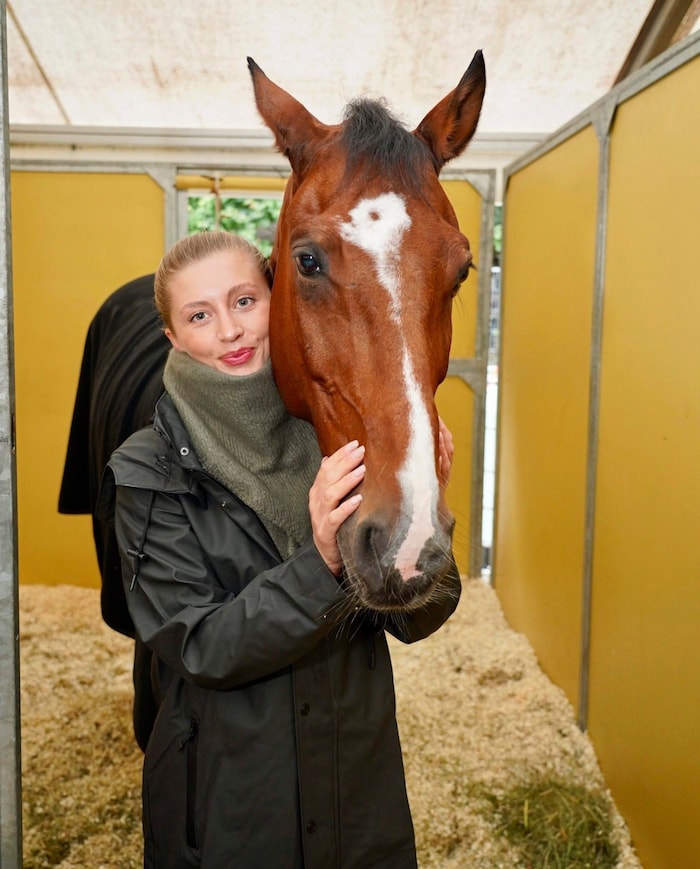 Luna Schweiger mit ihrem Pferd im Stall in Schönbrunn