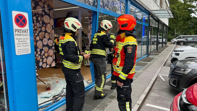 Eine Autofahrerin verwechselte Bremse und Gas und krachte in das Schaufenster.