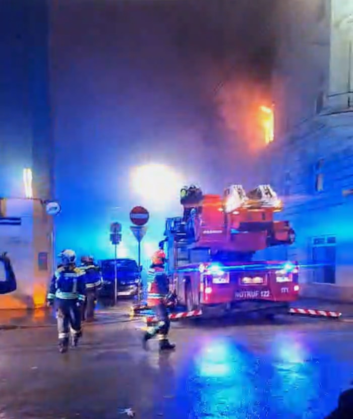 Die Flammen loderten aus einer Wohnung im zweiten Stock.