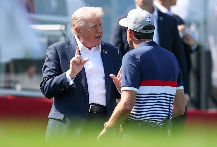 Donald Trump im Gespräch mit US-Kapitän Keegan Bradley.