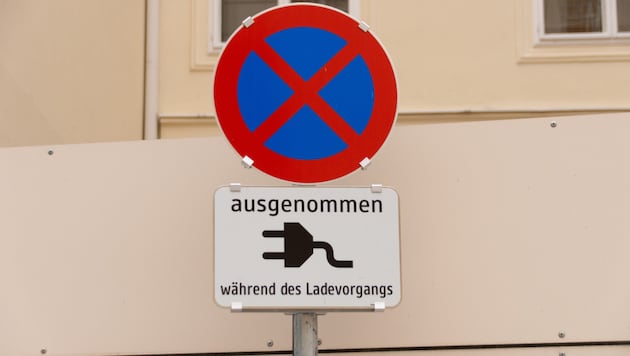 Ein Wiener ließ sein E-Auto nach Abschluss des Ladevorgangs zu lange in „Halten und Parken ...