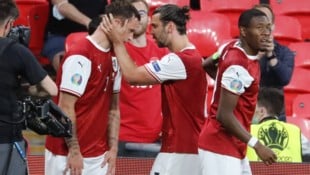 Aleksandar Dragovic (Mitte) gratuliert „Arnie“ (li.).
