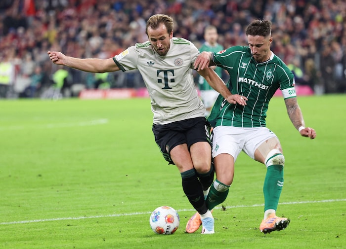 Marco Friedl (re.) brachte Harry Kane zu Fall.