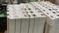 An Ort und Stelle wurden auch mehr als 150 Tonnen geschmuggelte Zigaretten verschiedener Marken ...