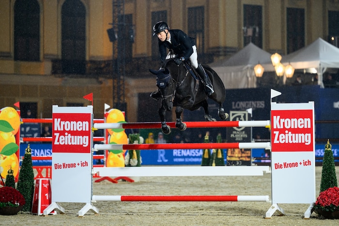 Max Max Kühner auf „EIC Cooley Jump the Q“ über dem „Krone“-Sprung.