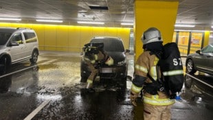 Die Feuerwehr konnte das Feuer im Fahrzeug löschen.