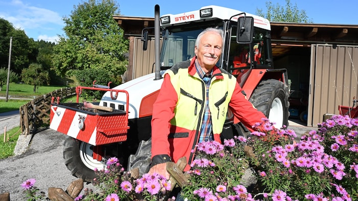 Robert Merlin vor seinem Traktor, mit dem er bis auf die Kaiser-Franz-Josef-Höhe fuhr.