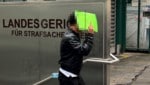 Einer der zehn Angeklagten beim Verlassen des Gerichts