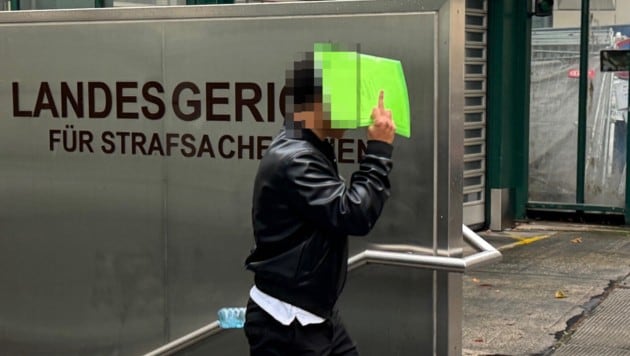 Einer der zehn Angeklagten beim Verlassen des Gerichts