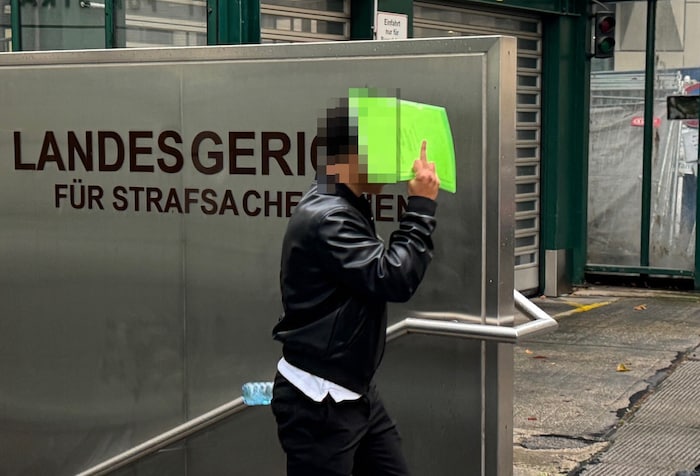 Einer der zehn Angeklagten beim Verlassen des Gerichts