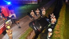 Die feuerwehr musste das Fahrzeug bergen