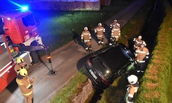 Die feuerwehr musste das Fahrzeug bergen