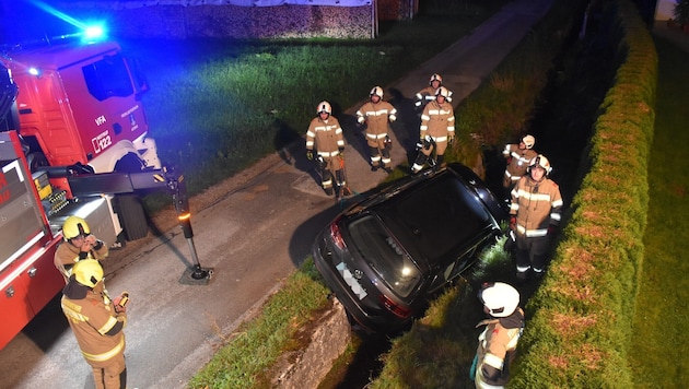 Die feuerwehr musste das Fahrzeug bergen