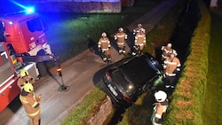 Die feuerwehr musste das Fahrzeug bergen