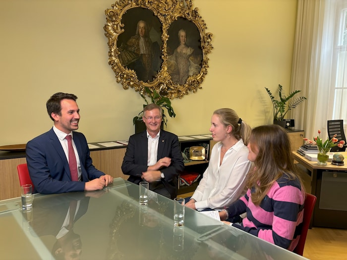 Bildungsminister Christoph Wiederkehr mit Direktor Andreas Schatzl und den beiden Schülerinnen ...