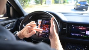 Weil Tirols Autofahrer durch das Handy abgelenkt waren, kam es im Vorjahr zu 1766 Unfällen mit ...