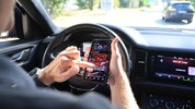 Weil Tirols Autofahrer durch das Handy abgelenkt waren, kam es im Vorjahr zu 1766 Unfällen mit ...