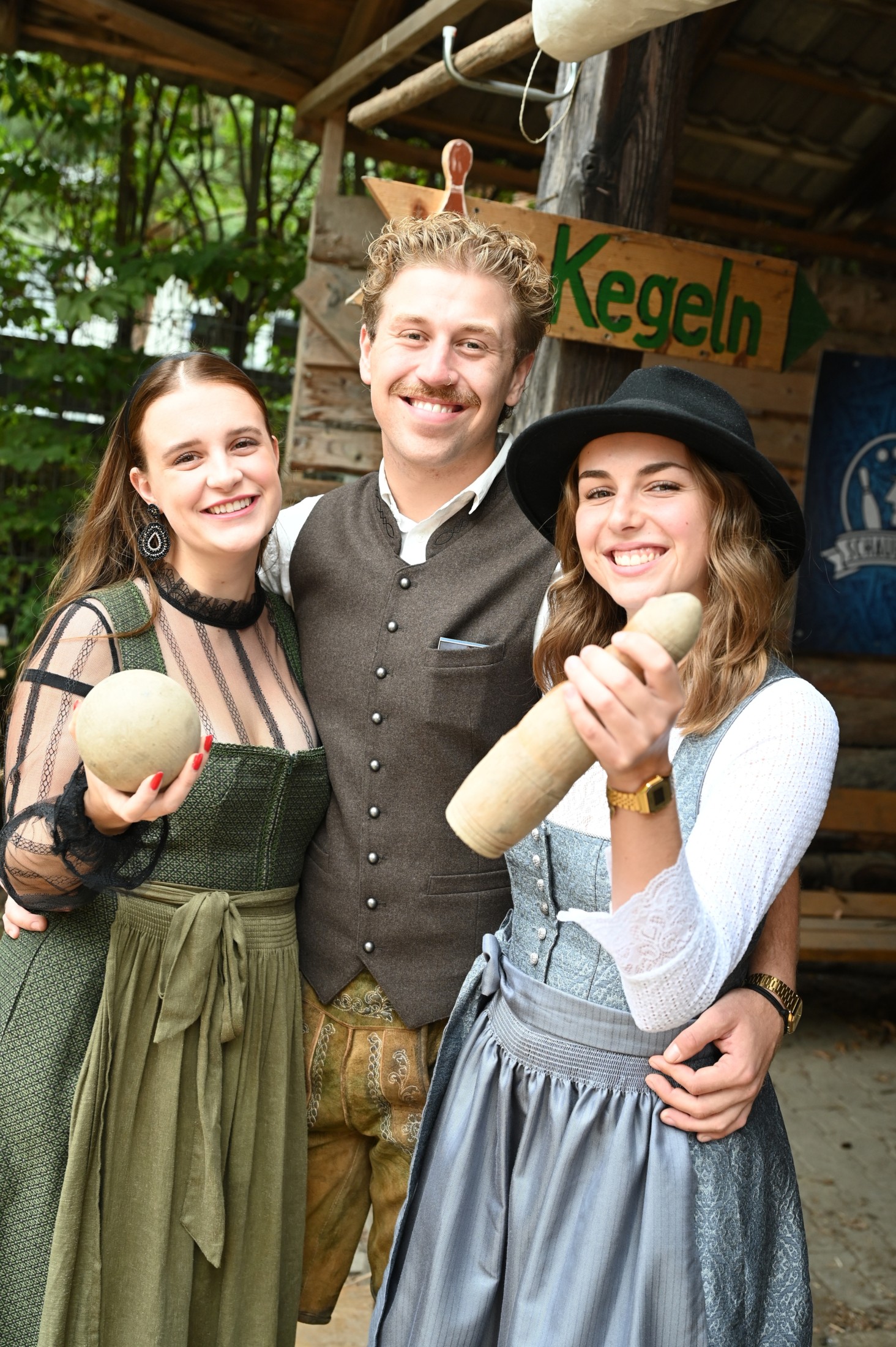 Auf der Alternativen Wies’n wird das uralte Spiel des Gassenkegelns gepflegt.