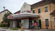 Immerhin verbinden bis zu 63 Züge am Tag die Salinenstadt mit Golling und Salzburg