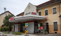 Immerhin verbinden bis zu 63 Züge am Tag die Salinenstadt mit Golling und Salzburg