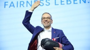 Herbert Kickl wurde mit knapp 97 Prozent wieder zum FPÖ-Parteichef gewählt.