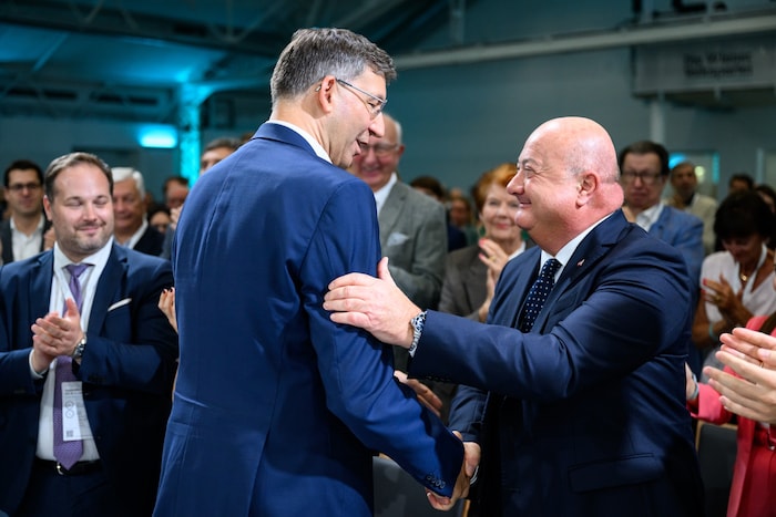 Bundeskanzler Christian Stocker gratulierte Figl nach der Wahl.
