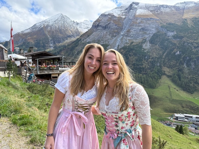 Ilona und Sofie aus den Niederlanden reisten eigens für den Almabtrieb in Hintertux an.