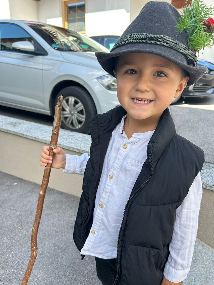 Der kleine Lenny (3) half beim Almabtrieb in Zell am Ziller mit.