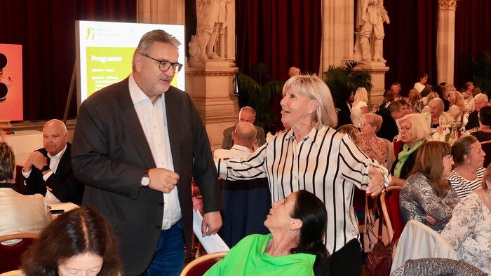 Sozialstadtrat Peter Hacker (SPÖ) begrüßte die Senioren, sang mit ihnen Udo Jürgens Hit „Aber ...