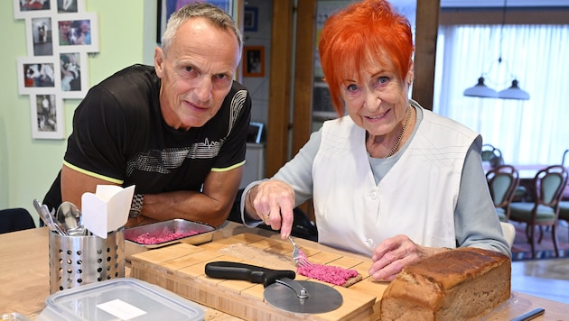 Andi Berger besuchte seine Mama und Jungunternehmerin bei der Zubereitung.