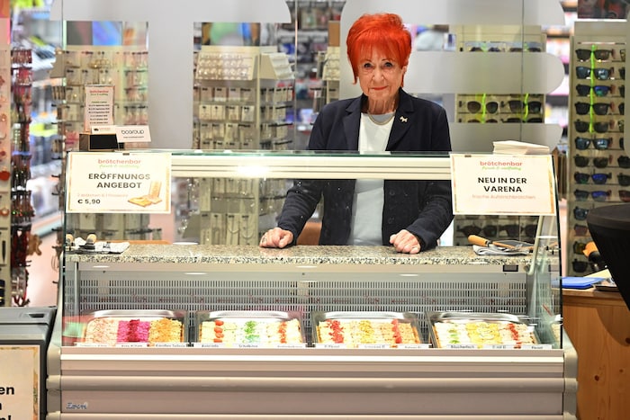 Christa Hecke steht mit ihren Brötchen in der „Varena“ in Vöcklabruck. Ihr neues Lebensziel!