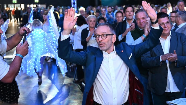 FPÖ-Chef Herbert Kickl ist mit fast 97 Prozent der Stimmen als Parteiobmann wiedergewählt ...