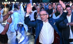 FPÖ-Chef Herbert Kickl ist mit fast 97 Prozent der Stimmen als Parteiobmann wiedergewählt ...