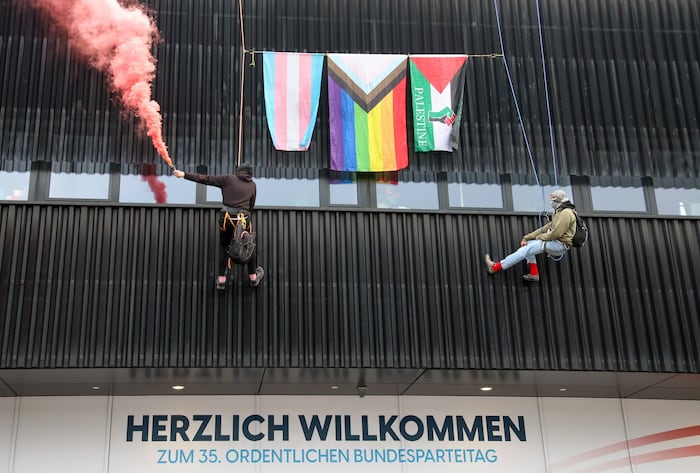 Zwei Aktivisten seilten sich ab und mussten dann knapp eine Stunde herumhängen.