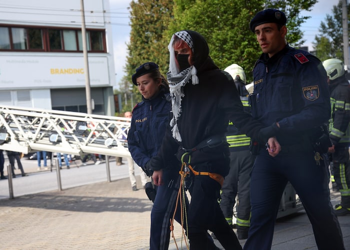 Später wurden die Aktivisten von der Berufsfeuerwehr und der Polizei heruntergeholt und ...