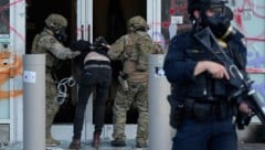 Beamte der US-Zoll- und Grenzschutzbehörde nahmen während einer Demonstration im Juni in ...