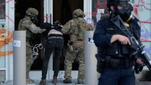 Beamte der US-Zoll- und Grenzschutzbehörde nahmen während einer Demonstration im Juni in ...
