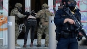 Beamte der US-Zoll- und Grenzschutzbehörde nahmen während einer Demonstration im Juni in ...