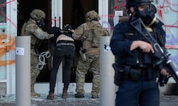 Beamte der US-Zoll- und Grenzschutzbehörde nahmen während einer Demonstration im Juni in ...